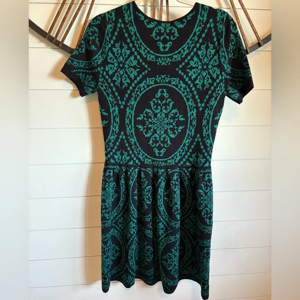 Romeo & Juliet Couture Black and Green Brocade Knit Dress - Picture 6 of 8
